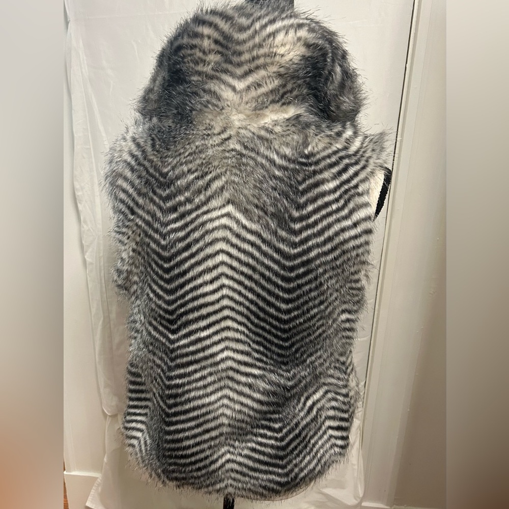 NWT Jack by BB Dakota black and white faux fur vest. Firm hook closures. SZ M - Picture 2 of 6